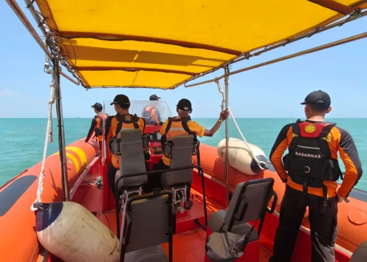 Tim SAR gabungan bergerak melakukan operasi penyisiran dengan mengerahkan Rigid Inflatable Boat (RIB) terhadap nelayan asal Indramayu yang hilang di laut Jepara. Foto: Dok.Kantor SAR Semarang/Lingkar