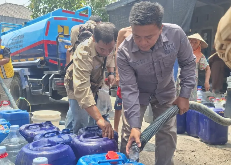 Kegiatan penyaluran bantuan air bersih dari IJTI Muria Raya di Desa Ngaluran, Kecamatan Karanganyar, Kabupaten Demak. Foto : Lingkar Network / Burhan