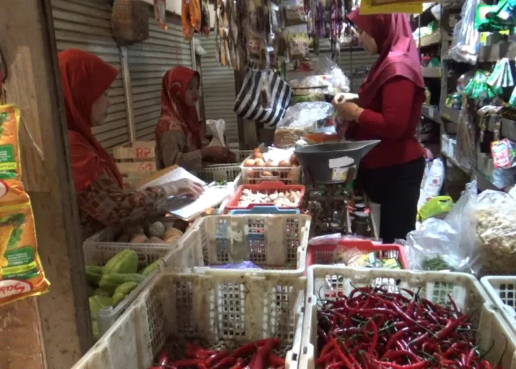 Suasana pasar Bintoro Demak. Foto : Lingkar Network / Burhan Aslam