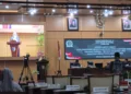 Bupati Demak Eisti’anah saat memaparkan jawab Bupati terhadap pandangan umum fraksi fraksi DPRD dalam rapat paripurna, Jumat (4/9). Foto : Lingkar Network / Burhan