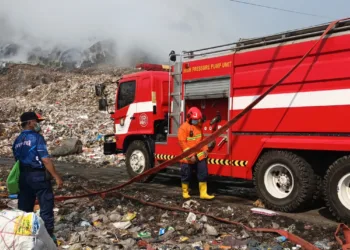 Damkar Semarang Kerahkan Armada 10.000 Liter untuk Bantu Padamkan TPA Putri Cempo Solo. Foto : Dok Damkar Kota Semarang For Lingkar