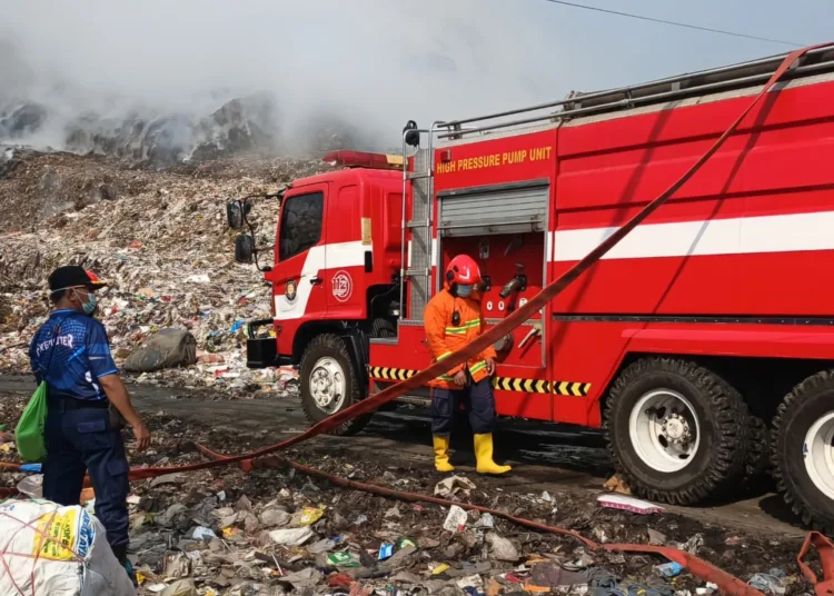 Damkar Semarang Kerahkan Armada 10.000 Liter untuk Bantu Padamkan TPA Putri Cempo Solo. Foto : Dok Damkar Kota Semarang For Lingkar