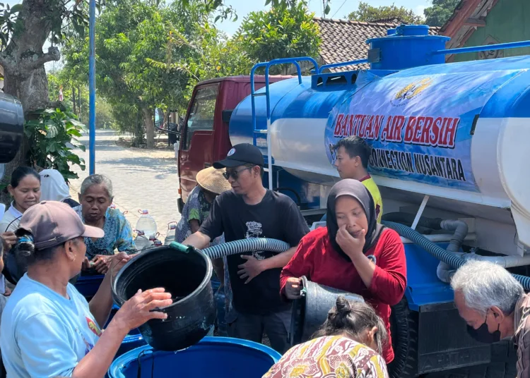 Peduli kekeringan, MCN Blora distribusikan air bersih ke masyarakat. Foto : Eko Wicaksono/Lingkar