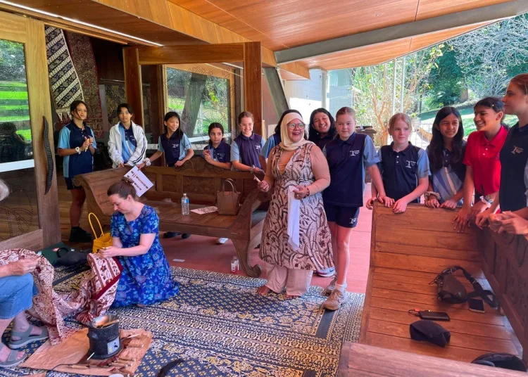 Dari Batang ke Australia, Cerita Pembatik Pamerkan Karya Batik Rifaiyah ke Dunia Internasional. Foto : Dok.Pemkab Batang/Lingkar