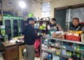 Petugas saat melakukan razia di salah satu warung yang terbukti menjual miras  Foto : Lingkar Network/Burhan