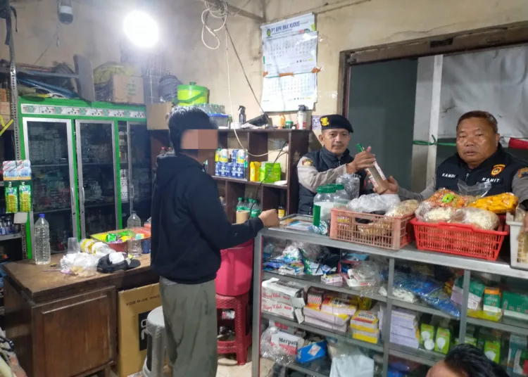 Petugas saat melakukan razia di salah satu warung yang terbukti menjual miras Foto : Lingkar Network/Burhan