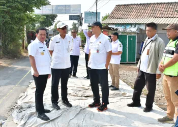 Plt Bupati Pekalongan Sukirman, meninjau progres pembangunan sejumlah ruas jalan di Kabupaten Pekalongan, Rabu (9/9/2026). Foto : Fahri Akbar/Lingkar