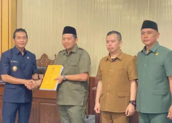 Wakil Bupati Batang Suyono (kiri), menghadir Rapat Paripurna di DPRD Batang, Kabupaten Batang. Foto: Dok.Pemkab Batang/Lingkar