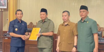 Wakil Bupati Batang Suyono (kiri), menghadir Rapat Paripurna di DPRD Batang, Kabupaten Batang. Foto: Dok.Pemkab Batang/Lingkar