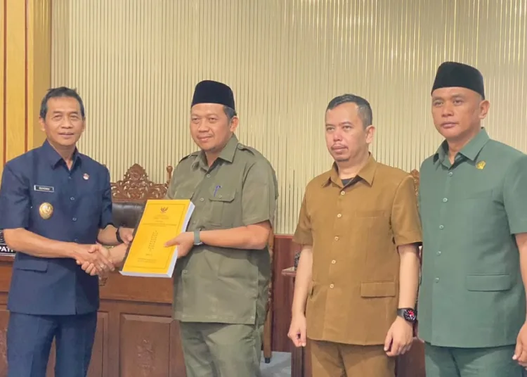 Wakil Bupati Batang Suyono (kiri), menghadir Rapat Paripurna di DPRD Batang, Kabupaten Batang. Foto: Dok.Pemkab Batang/Lingkar
