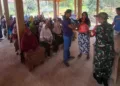AKSI SOSIAL : Pembagian Sembako dari paguyuban untuk masyarakat di desa soko. Foto : Eko Wicaksono/Lingkar