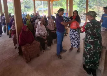 AKSI SOSIAL : Pembagian Sembako dari paguyuban untuk masyarakat di desa soko. Foto : Eko Wicaksono/Lingkar