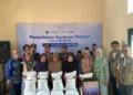 Anggota Komisi IV DPR RI Hindun Anisah bersama Bulog saat memantau penyaluran bantuan CPP di Balai Desa Sayung, baru baru ini. Foto : Lingkar Network/Burhan