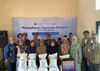 Anggota Komisi IV DPR RI Hindun Anisah bersama Bulog saat memantau penyaluran bantuan CPP di Balai Desa Sayung, baru baru ini. Foto : Lingkar Network/Burhan