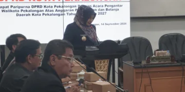Wakil Wali Kota Pekalongan Balgis Diab saat menyampaikan pengantar RAPBD Kota Pekalongan TA 2027 dalam Rapat Paripurna DPRD, Senin (14/9/2026). Foto : Fahri Akbar/Lingkar