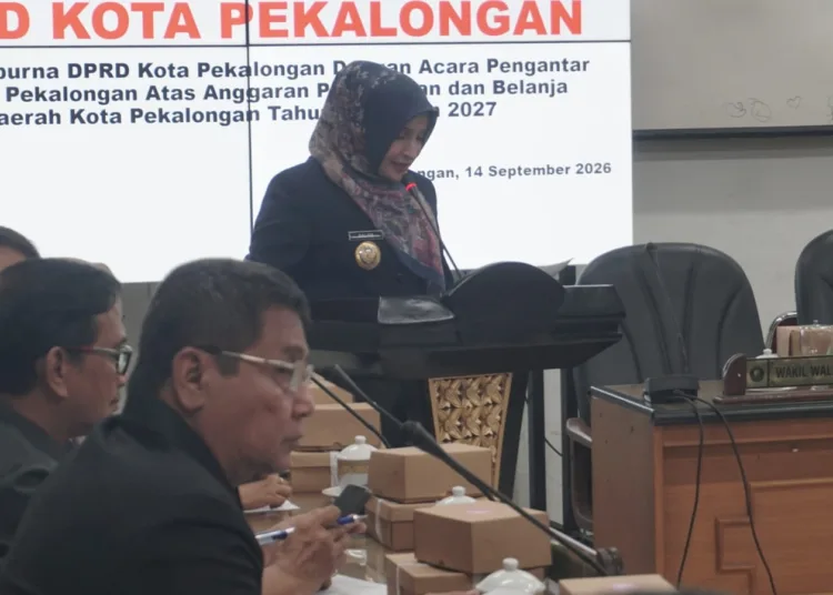 Wakil Wali Kota Pekalongan Balgis Diab saat menyampaikan pengantar RAPBD Kota Pekalongan TA 2027 dalam Rapat Paripurna DPRD, Senin (14/9/2026). Foto : Fahri Akbar/Lingkar