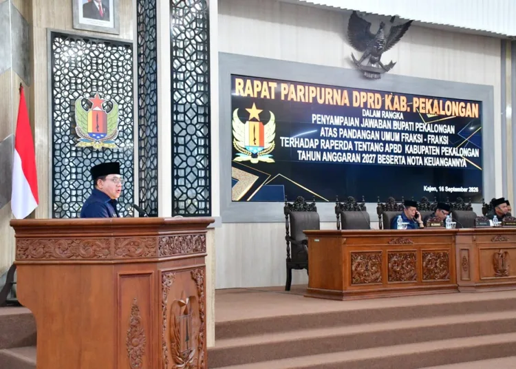 (Plt) Bupati Pekalongan Sukirman dalam Rapat Paripurna DPRD Kabupaten Pekalongan, Rabu (16/9/2026). Foto : Fahri Akbar/Lingkar