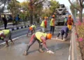 Para pekerja sedang melakukan pengecoran di Jalan Sultan Fatah Demak. Foto : Lingkar Network/Burhan