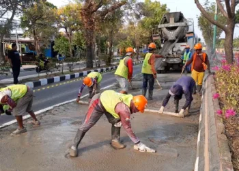 Para pekerja sedang melakukan pengecoran di Jalan Sultan Fatah Demak. Foto : Lingkar Network/Burhan