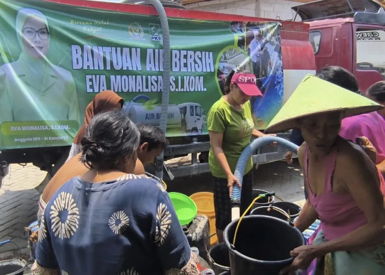 DROPPING : Bantuan air bersih dari Anggota DPR RI dari Dapil Jawa Tengah III, Eva Monalisa di Kabupaten Blora. Foto : Eko Wicaksono /Lingkar