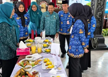 Bupati Demak Eisti’anah saat meninjau menu dalam lomba B2SA di Pendopo Demak, Kamis (17/9). Foto : Lingkar Network/Burhan