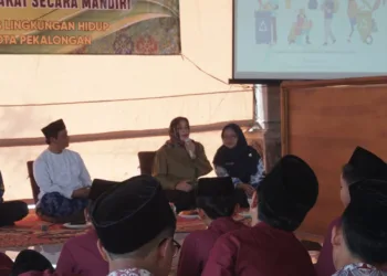 Wakil Wali Kota Pekalongan Balgis Diab saat sosialisasi pengelolaan sampah berbasis masyarakat di Ponpes MTs Al Maliki Cendekia, Kota Pekalongan, Kamis (17/9/2026). Foto: Fahri Akbar/Lingkar