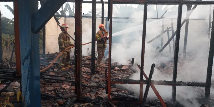 Aksi anggota Damkar Blora yang mendinginkan bekas kebakaran sebuah rumah di Kecamatan Japah, Blora, Sabtu (19/09/2026). Foto : Dok.Damkar Blora/Lingkar