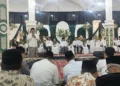 Sejumlah pasangan peserta mengikuti prosesi Nikah Maulid yang digelar Kanzus Sholawat Kota Pekalongan, Jumat (18/9/2026). Foto : Fahri Akbar/Lingkar