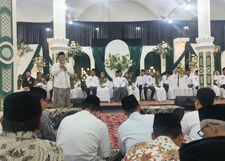 Sejumlah pasangan peserta mengikuti prosesi Nikah Maulid yang digelar Kanzus Sholawat Kota Pekalongan, Jumat (18/9/2026). Foto : Fahri Akbar/Lingkar