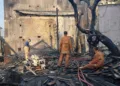 Petugas Damkar melakukan pemadaman dan pendinginan gudang penyimpanan material kayu yang terbakar di Gang Patung, Desa Gembong, Kecamatan Kedungwuni, Kabupaten Pekalongan, Senin (21/9/2026). Foto : Fahri Akbar / Lingkar