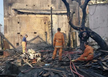 Petugas Damkar melakukan pemadaman dan pendinginan gudang penyimpanan material kayu yang terbakar di Gang Patung, Desa Gembong, Kecamatan Kedungwuni, Kabupaten Pekalongan, Senin (21/9/2026). Foto : Fahri Akbar / Lingkar