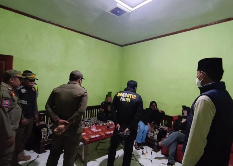Sejumlah Petugas Satpol PP Batang melakukan penertiban umum dan gelar operasi pekat. Foto : Dok.Pemkab Batang / Lingkar