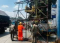 Petugas gabungan melakukan penertiban sebuah baliho yang melanggar peraturan di ruas jalan Semarang-Solo, tepatnya di Bawen, Kabupaten Semarang. Foto : Lingkar Network / Hesty Imaniar