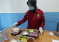 Pemeriksaan makanan yang akan dibagikan oleh SPPG Polres Blora 1. Foto : Dok.SPPG Polres Blora 1 for/Lingkar