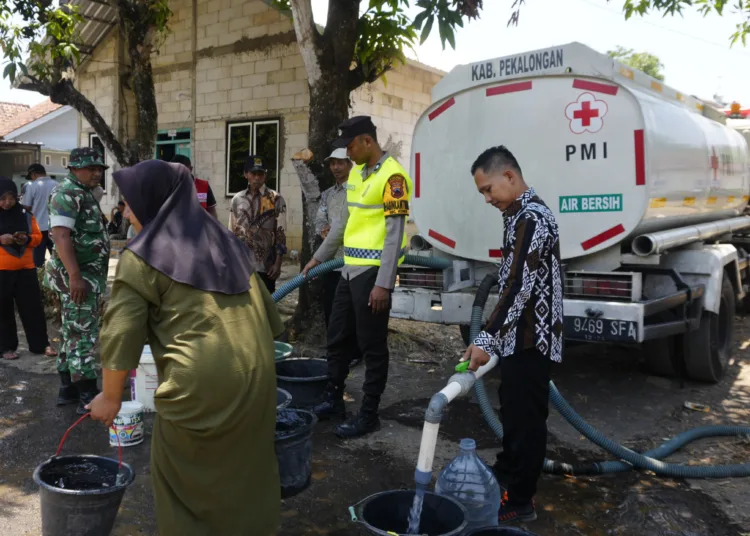 Petugas PMI Kabupaten Pekalongan mendistribusikan bantuan air bersih kepada warga Desa Ujungnegoro, Kecamatan Kesesi, Kamis (24/9/2026). Foto : Fahri Akbar/Lingkar