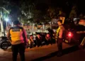 Petugas Polres Salatiga menindak pengendara motor yang menggunakan knalpot brong di kawasan JLS, pada Sabtu, 5 September 2026 malam. Foto : Dok.Humas Polres Salatiga/Lingkar