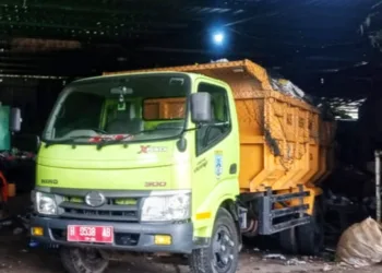 Truk DLH Salatiga mengangkut sampah dari TPS3R Bulu, Argomulyo, belum lama ini. Foto : Dok.DLH Salatiga/Lingkar