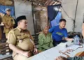 Bupati Arief Rohman menyambangi lansia sebatang kara yang masih bertahan hidup di rumah tidak layak. Foto : Eko Wicaksono/Lingkar