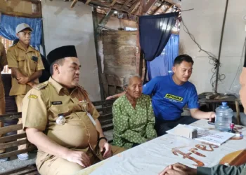 Bupati Arief Rohman menyambangi lansia sebatang kara yang masih bertahan hidup di rumah tidak layak. Foto : Eko Wicaksono/Lingkar