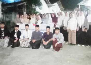 Kontingen SMP dan MA RUQ Alfalah Salatiga foto bersama sebelum berangkat ke Malaysia untuk mengikuti kompetisi inovasi internasional di Pondok Pesantren RUQ Al Falah, Sabtu malam, 19 September 2026. Foto : Angga Rosa/Lingkar
