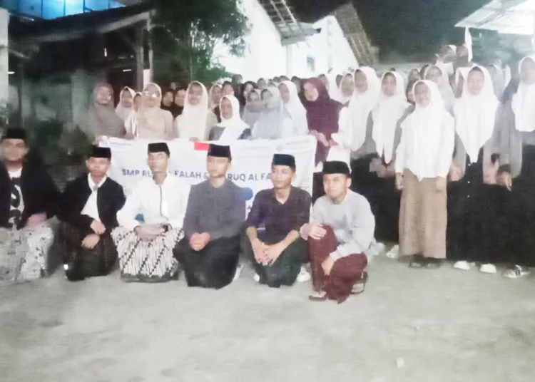 Kontingen SMP dan MA RUQ Alfalah Salatiga foto bersama sebelum berangkat ke Malaysia untuk mengikuti kompetisi inovasi internasional di Pondok Pesantren RUQ Al Falah, Sabtu malam, 19 September 2026. Foto : Angga Rosa/Lingkar