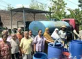 Anggota DPRD Provinsi Jawa Tengah, Ida Nurul Farida (dua dari kanan), memberikan bantuan air bersih kepada Warga Desa Nyemoh, Kecamatan Bringin, Kabupaten Semarang, Selasa, 22 September 2026. (Dok. For Lingkarjateng.id)
