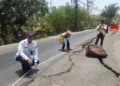 Kepala DPUPR Kendal, Sudaryanto, bersama jajaran saat meninjau jalan ambles di ruas Kaliwungu-Boja, Rabu, 30 September 2026. (Anik Kustiani/Lingkarjateng.id)
