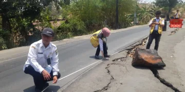 Kepala DPUPR Kendal, Sudaryanto, bersama jajaran saat meninjau jalan ambles di ruas Kaliwungu-Boja, Rabu, 30 September 2026. (Anik Kustiani/Lingkarjateng.id)