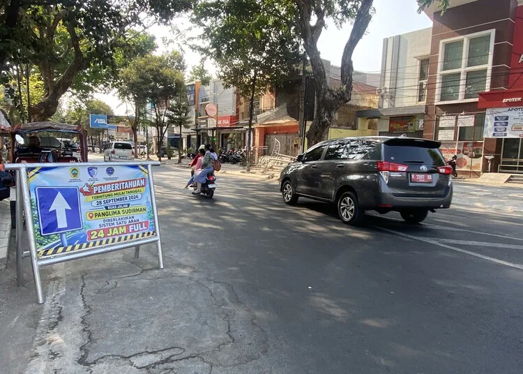 Rambu pemberitahuan sistem satu arah dipajang di Jalan Panglima Sudirman, Kabupaten Pati. (Mohammad Fahtur Rohman/Lingkarjateng.id)