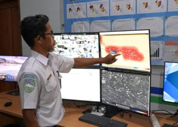 Tim Manajemen dan Operasional BMKG Kelas II Jenderal Ahmad Yani Semarang menunjukkan peta persebaran cuaca panas periode September hingga Oktober 2026. (dok Humas Pemprov Jateng)