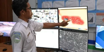 Tim Manajemen dan Operasional BMKG Kelas II Jenderal Ahmad Yani Semarang menunjukkan peta persebaran cuaca panas periode September hingga Oktober 2026. (dok Humas Pemprov Jateng)