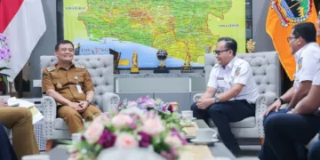 Gubernur Jawa Tengah Ahmad Luthfi saat menerima audiensi EVP Daop 4 Semarang Mohamad Arie Fathurrochman di Semarang, Senin, 7 September 2026. (Dok. Pemprov Jateng/Lingkarjateng.id)