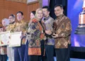 Gubernur Jawa Tengah, Ahmad Luthfi, menerima piala penghargaan layanan investasi terbaik dalam acara ALI 2026 di Ruang Nusantara, Gedung Suhartoyo, Kantor Kementerian Investasi dan Hilirisasi, Jakarta, Rabu, 16 September 2026. (Humas Pemprov Jateng/Lingkarjateng.id)