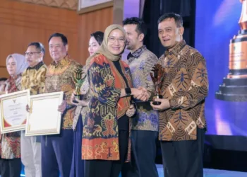 Gubernur Jawa Tengah, Ahmad Luthfi, menerima piala penghargaan layanan investasi terbaik dalam acara ALI 2026 di Ruang Nusantara, Gedung Suhartoyo, Kantor Kementerian Investasi dan Hilirisasi, Jakarta, Rabu, 16 September 2026. (Humas Pemprov Jateng/Lingkarjateng.id)